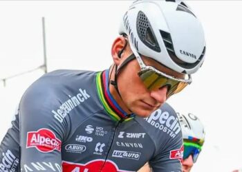 Mathieu van der Poel heeft een verbluffende prestatie geleverd in de Tour de France door een fenomenale dubbelslag te slaan die zowel fans als rivalen sprakeloos liet.