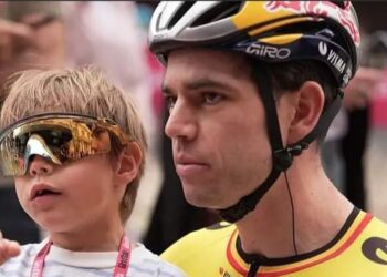 Wout van Aert verrast zoontje Georges met hartverwarmend cadeau na zware Tourrit