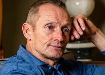 Adrie van der Poel reageert emotioneel op verbluffende Tour de France-zege van zoon Mathieu “Ik heb alleen de laatste kilometer gekeken. De rest wou ik niet zien.”