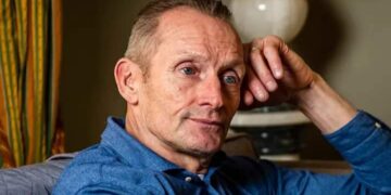 Adrie van der Poel reageert emotioneel op verbluffende Tour de France-zege van zoon Mathieu “Ik heb alleen de laatste kilometer gekeken. De rest wou ik niet zien.”