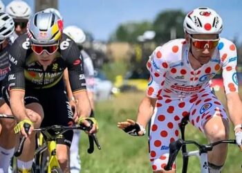 Het was geen rit om te winnen, maar wel één om vertrouwen te herwinnen. Wout van Aert eindigde als elfde in de lastige vierde etappe naar Rouen en zag na drie zware dagen eindelijk weer licht aan het einde van de tunnel. “Ik voelde me beter, en dat is een stap vooruit,” zei hij achteraf optimistisch.
