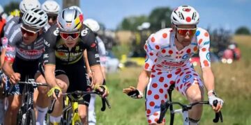 Het was geen rit om te winnen, maar wel één om vertrouwen te herwinnen. Wout van Aert eindigde als elfde in de lastige vierde etappe naar Rouen en zag na drie zware dagen eindelijk weer licht aan het einde van de tunnel. “Ik voelde me beter, en dat is een stap vooruit,” zei hij achteraf optimistisch.