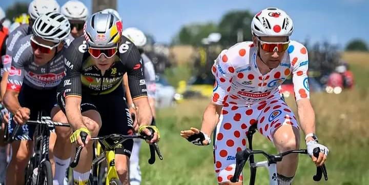 Het was geen rit om te winnen, maar wel één om vertrouwen te herwinnen. Wout van Aert eindigde als elfde in de lastige vierde etappe naar Rouen en zag na drie zware dagen eindelijk weer licht aan het einde van de tunnel. “Ik voelde me beter, en dat is een stap vooruit,” zei hij achteraf optimistisch.