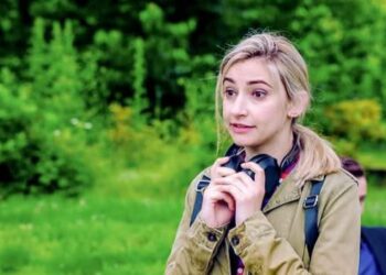 De Belgische actrice Jasmijn Van Hoof, bekend als Stefanie in de populaire soap Familie, haalt de krantenkoppen nadat ze openhartig sprak over het opnemen van intieme scènes met tegenspeler Kürt Rogiers.