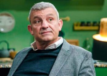 Peter Bulckaen, bekend van zijn rol in de populaire tv-serie Familie, heeft openhartig gesproken over zijn liefdesleven en zijn diepe verbondenheid met de natuur. In een recent interview met Primo vertelde de acteur dat hij verliefd is en het liefst omringd wordt door rust en natuur.👇