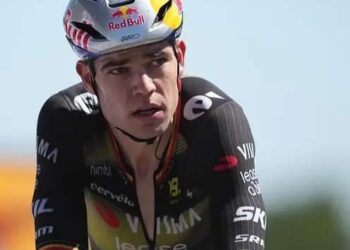 In een vernietigende column heeft Tourwinnaar van 1996, Bjarne Riis, keihard uitgehaald naar Team Visma-Lease a Bike en kopman Wout van Aert.“Wout van Aert koerst als een amateur”