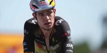 In een vernietigende column heeft Tourwinnaar van 1996, Bjarne Riis, keihard uitgehaald naar Team Visma-Lease a Bike en kopman Wout van Aert.“Wout van Aert koerst als een amateur”