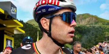 Etappe 11 van de Tour de France 2025 eindigde in opschudding nadat Wout van Aert beschuldigd werd van het breken van een ongeschreven wielerwet.