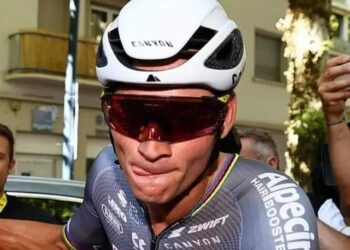 Van der Poel zorgt voor ongeloof met heroïsche rit ondanks ziekte in spectaculaire Tour-etappe”Ik had in het begin een zwaar hoofd, maar naarmate de koers vorderde, voelde ik me beter.”Volledige details hieronder👇