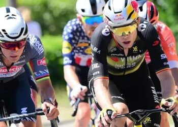 Etappe 11 van de Tour de France 2025 bracht het langverwachte duel tussen de wielertitanen Wout van Aert en Mathieu van der Poel. Hoewel geen van beiden de overwinning behaalde, stalen hun wederzijds respect en sportiviteit de show.Volledige details hier👇