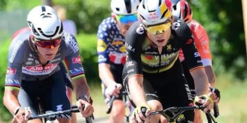 Etappe 11 van de Tour de France 2025 bracht het langverwachte duel tussen de wielertitanen Wout van Aert en Mathieu van der Poel. Hoewel geen van beiden de overwinning behaalde, stalen hun wederzijds respect en sportiviteit de show.Volledige details hier👇