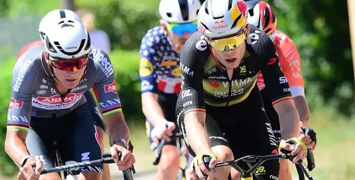 Etappe 11 van de Tour de France 2025 bracht het langverwachte duel tussen de wielertitanen Wout van Aert en Mathieu van der Poel. Hoewel geen van beiden de overwinning behaalde, stalen hun wederzijds respect en sportiviteit de show.Volledige details hier👇