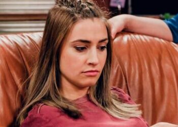 Jasmijn Van Hoof, bekend als Stefanie Coppens in de populaire soap Familie, heeft onlangs openhartig verteld over haar ervaring met het spelen van een zwangere vrouw—terwijl ze zelf nog nooit zwanger is geweest.👇