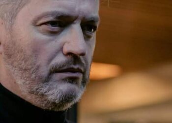 De Vlaamse acteur Kürt Rogiers ligt onder vuur in Nederland, ondanks sterke kijkcijfers voor de reboot van Medisch Centrum West. De kritiek kwam op gang toen de Nederlandse tv-critica Angela de Jong zijn personage Casper omschreef als een “wollen sokken-versie van McDreamy uit Grey’s Anatomy”, aldus Dag Allemaal.👇