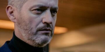 De Vlaamse acteur Kürt Rogiers ligt onder vuur in Nederland, ondanks sterke kijkcijfers voor de reboot van Medisch Centrum West. De kritiek kwam op gang toen de Nederlandse tv-critica Angela de Jong zijn personage Casper omschreef als een “wollen sokken-versie van McDreamy uit Grey’s Anatomy”, aldus Dag Allemaal.👇