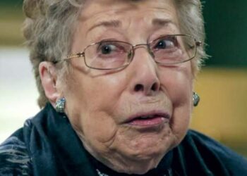 Annie Geeraerts heeft onlangs openhartig gesproken over het diepe verdriet dat ze nog steeds voelt na het overlijden van haar partner Paul, enkele maanden geleden. De bekende Familie-actrice gaf toe dat vooral thuiskomen moeilijk is, omdat er niemand meer is om tegen te praten.Volledige details hier👇