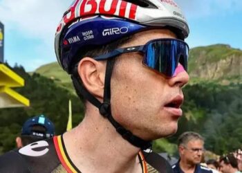 De Tour de France loopt steeds meer op, en dat niet alleen op de weg maar ook daarbuiten. Na kritiek van geletruidrager Tadej Pogacar heeft de Belgische ster Wout van Aert fel uitgehaald met scherpe woorden.