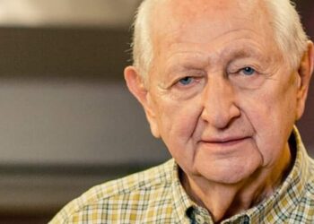 De Belgische acteur Ray Verhaeghe, bekend van zijn rol als Albert in Familie, wordt geconfronteerd met een klein maar frustrerend probleem — iets dat steeds meer opvalt sinds hij op 99-jarige leeftijd stopte met autorijden👇.