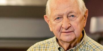 De Belgische acteur Ray Verhaeghe, bekend van zijn rol als Albert in Familie, wordt geconfronteerd met een klein maar frustrerend probleem — iets dat steeds meer opvalt sinds hij op 99-jarige leeftijd stopte met autorijden👇.