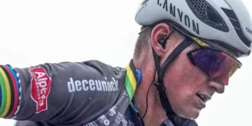 Een enorme verrassing in de Tour de France: de Nederlandse wielerster Mathieu van der Poel moet de wedstrijd verlaten wegens een longontsteking. Het team Alpecin-Deceuninck bevestigde het trieste nieuws dinsdagochtend. Van der Poel zal vandaag niet meer aan de start verschijnen.