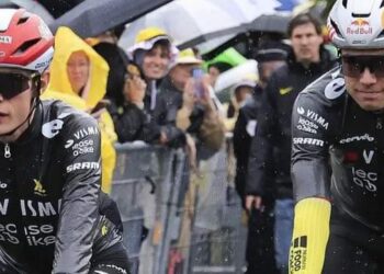 Is er een breuk tussen Wout van Aert en Jonas Vingegaard? Volgers van de Tour de France 2025 merken op dat de twee ploegmaats zelden samen te zien zijn op het parcours. Bovendien lijkt Van Aert zich niet langer op te stellen als trouwe knecht van Vingegaard, een rol die hij de afgelopen jaren altijd loyaal vervulde.👇