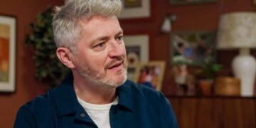 Emotionele Kürt Rogiers brengt eerbetoon aan zijn overleden moeder: “Ze was er dol op”