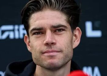 Breaking News: In een dramatische wending krijgt Team Visma | Lease a Bike opnieuw een zware klap te verwerken — sterrenrenner Wout van Aert zou volgens berichten op het punt staan de ploeg te verlaten in een spraakmakende miljoenenoverstap.