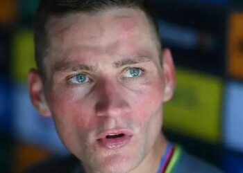 Mathieu van der Poel is aan de beterende hand nadat hij de Tour de France 2025 vroegtijdig moest verlaten vanwege een longontsteking. De ster van Alpecin-Deceuninck miste de slotweek van de wedstrijd, wat tot bezorgdheid leidde over zijn gezondheidstoestand. Ploegleider Christoph Roodhooft heeft nu een positieve update gegeven…