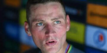 Mathieu van der Poel is aan de beterende hand nadat hij de Tour de France 2025 vroegtijdig moest verlaten vanwege een longontsteking. De ster van Alpecin-Deceuninck miste de slotweek van de wedstrijd, wat tot bezorgdheid leidde over zijn gezondheidstoestand. Ploegleider Christoph Roodhooft heeft nu een positieve update gegeven…