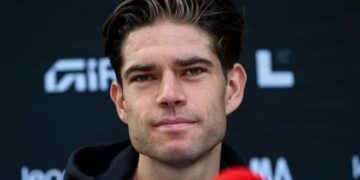 Van Aert teleurgesteld: “Ze laten ons in de steek”.In het laatste rechte stuk van etappe 20 leek de spanning even te verdwijnen — maar het peloton kreeg alsnog een venijnige staart. Een valpartij op slechts 500 meter van de finish zorgde voor chaos en liet Wout van Aert gefrustreerd achter.👇