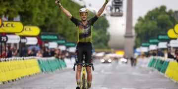 Weken van twijfel, bijna-zeges en frustratie. Maar op het moment dat het écht telde, stond hij er. Wout van Aert sloot zijn grillige Tour de France af met een overwinning op de Champs-Élysées—solo, stijlvol, symbolisch.“Het was een speciale dag op de fiets,” vertelde Van Aert na afloop.