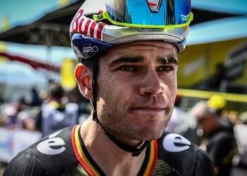 Bondscoach Serge Pauwels doet een ultieme poging om Wout van Aert over te halen deel te nemen aan het WK wielrennen 2025 in Rwanda. Ondanks Van Aerts heroïsche solozege op Montmartre tijdens de slotrit van de Tour de France, blijft de Belgische ster twijfelen over zijn deelname vanwege vermoeidheid.Volledige details hier👇