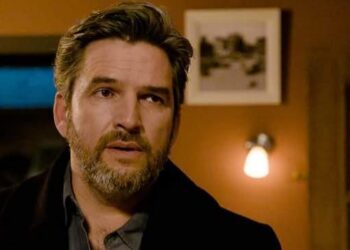 Tijdens een luchtig en humoristisch moment achter de schermen van Familie gaf Roel Vanderstukken onlangs toe — met een knipoog — dat hij “jaloers” is op zijn collega en vriend Kürt Rogiers.👇