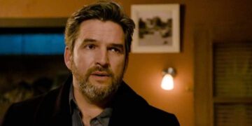 Tijdens een luchtig en humoristisch moment achter de schermen van Familie gaf Roel Vanderstukken onlangs toe — met een knipoog — dat hij “jaloers” is op zijn collega en vriend Kürt Rogiers.👇