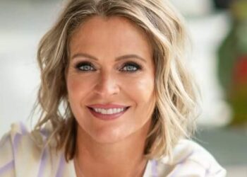 De Belgische zangeres en televisiepersoonlijkheid Karen Damen haalt opnieuw de krantenkoppen—dit keer niet met een nieuw project, maar met haar verfrissende eerlijkheid over het leven als single vrouw.