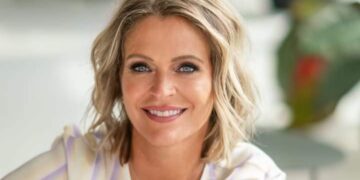 De Belgische zangeres en televisiepersoonlijkheid Karen Damen haalt opnieuw de krantenkoppen—dit keer niet met een nieuw project, maar met haar verfrissende eerlijkheid over het leven als single vrouw.