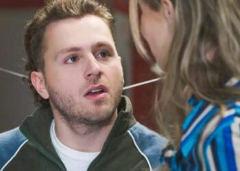 De makers van de populaire Vlaamse soap Familie hebben alles uit de kast gehaald voor een spannende seizoensfinale. In de laatste minuten van de aflevering werden de kijkers met verstomming geslagen toen het dramatisch misliep voor de geliefde personages Jelle en Yoko.👇