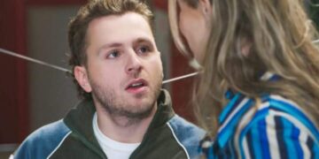 De makers van de populaire Vlaamse soap Familie hebben alles uit de kast gehaald voor een spannende seizoensfinale. In de laatste minuten van de aflevering werden de kijkers met verstomming geslagen toen het dramatisch misliep voor de geliefde personages Jelle en Yoko.👇