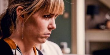 De Belgische actrice Margot Hallemans, vooral bekend door haar langdurige rol als Hanne Van den Bossche in de populaire soap Familie, heeft gereageerd op een hardnekkig gerucht over haar verleden. “DAT HEB IK NOOIT GEDAAN!”