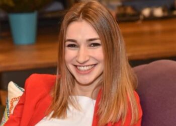 Actrice Jasmijn Van Hoof, vooral bekend van haar rol in de populaire soap Familie, blijft zowel op als naast het scherm harten veroveren. In een recent interview met Primo vertelde ze openhartig over de impact die ontmoetingen met fans op haar hebben..Volledige details hier👇