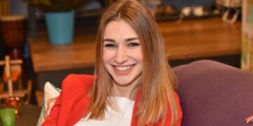 Actrice Jasmijn Van Hoof, vooral bekend van haar rol in de populaire soap Familie, blijft zowel op als naast het scherm harten veroveren. In een recent interview met Primo vertelde ze openhartig over de impact die ontmoetingen met fans op haar hebben..Volledige details hier👇