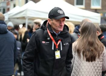 Adrie van der Poel geeft gezondheidsupdate over Mathieu na opgave in Tour de France.”Mijn zoon Mathieu heeft alles gegeven wat hij in zich had tijdens de Tour”