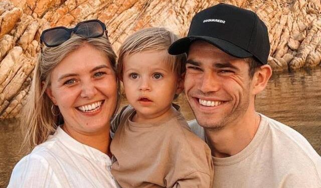 Na een emotionele Tour de France trad de Belgische wielerster Wout van Aert even uit de schijnwerpers om zijn vrouw, Sarah De Bie, te eren. In een ontroerende boodschap bedankte hij haar liefde en steun als de ware basis van zijn succes.