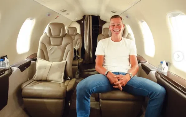 Fans kritisch op Van der Poel vanwege deal met privéjetbedrijf, hij reageert: “De manier waarop ik reis is ontzettend belangrijk”