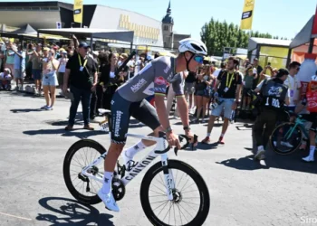 Briljante Lead-out van Van der Poel Loopt Niet Goed Af voor Groves: “Soms Is Het Beter om te Remmen”