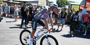 Briljante Lead-out van Van der Poel Loopt Niet Goed Af voor Groves: “Soms Is Het Beter om te Remmen”