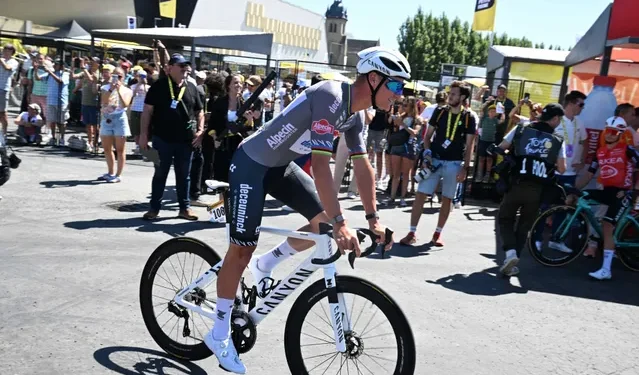 Briljante Lead-out van Van der Poel Loopt Niet Goed Af voor Groves: “Soms Is Het Beter om te Remmen”