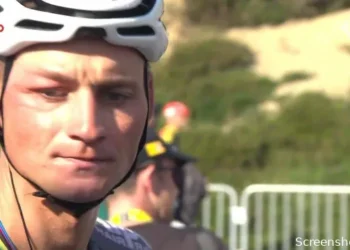 Mathieu van der Poel heeft last van een gezwollen oog na een insectenaanval op Hautacam.Volledige details hier👇