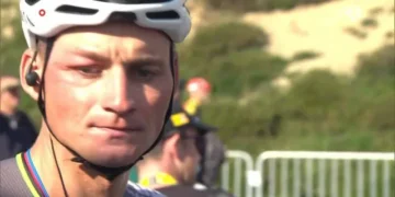 Mathieu van der Poel heeft last van een gezwollen oog na een insectenaanval op Hautacam.Volledige details hierš