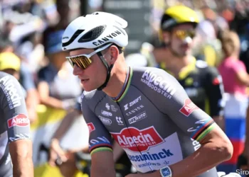 Mathieu van der Poel geeft toe dat hij het zwaar heeft in de Tour de France: “Hoe het met mij gaat? Niet best”